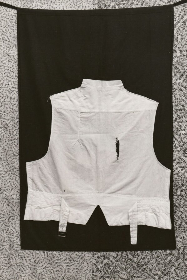 Jiří Kolář, Rána do zad, 1974, koláž a textil, foto: Libor Teplý